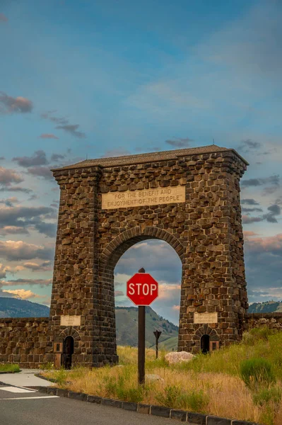 Blue Sky Roosevelt Arch Stop Sign Flood Yellowstone Gardiner — Stock fotografie