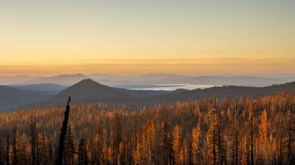 火傷傷ラッセン火山国立公園の谷の湖にストレッチ — ストック写真