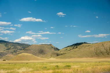 Bulutlar, Yellowstone eteklerindeki Gardiner Montana 'nın dışındaki HIlls' e Gölgeler Düşürdü