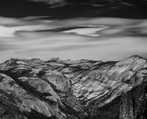 Chmury Rozmaz Przez Niebo Nad Jasnym Granitem Yosemite Wysokim Kontrastem — Zdjęcie stockowe