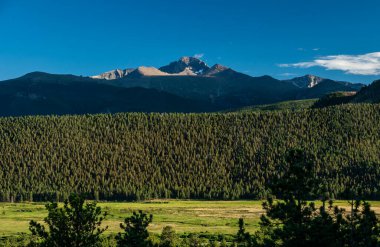 Moraine Parkı, Rocky Dağı Ulusal Parkı 'ndaki Uzun Tepeler ve Uçsuz bucaksız Orman' a yol verir.