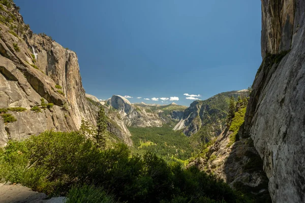 Yosemite Şelalesi 'nden Half Dome' a doğru uzanan vadiye bakıyorum.