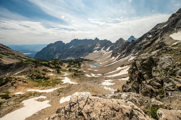 Boya Fırçası Kanyonu 'ndan aşağıya, Grand Teton' daki Boya Fırçası Zirvesi 'ne bakıyoruz.