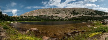 Rocky Dağı Ulusal Parkı 'nın uzak kırsalındaki Kayıp Göl Panoraması
