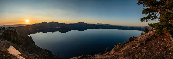 Panorama Över Crater Lake Som Sun Sets Bakom Kanten Sommaren — Stockfoto