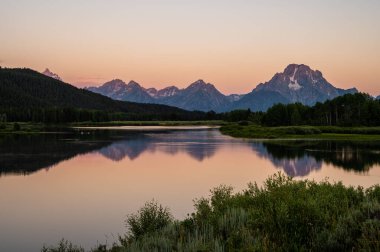 Grand Teton Ulusal Parkı 'ndaki Oxbow Virajında Yumuşak Sabah Işığı