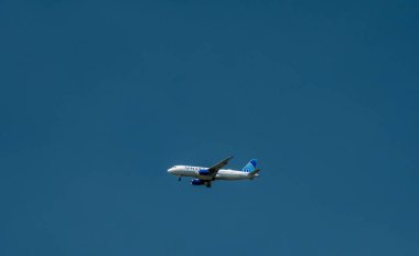 Jackson, ABD: 24 Temmuz 2002: United Jet With Landing Gear Down Against Blue Sky, Jackson Hole havaalanına girdi