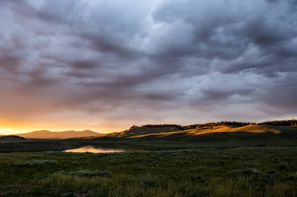Gruesas Nubes Grises Púrpuras Sobre Río Yellowstone Con Monte Washburn —  Fotos de Stock