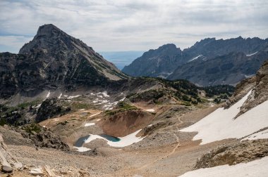 Buzul Tarlası 'nın Mavi Suları Büyük Teton Ulusal Parkı' nda Boya Fırçasının Altında Oturuyor