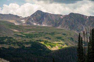 Kuzey Rocky Dağı Ulusal Parkı 'nda Dunraven Dağı' nın arkasında Bulutlar Dalgalanıyor