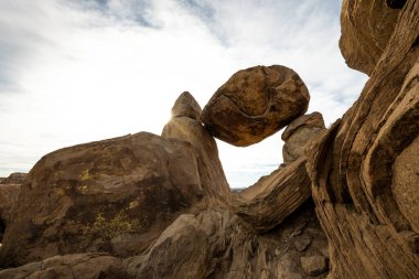Big Bend 'in asma tepelerindeki Dengeli Kaya' ya bakıyorum