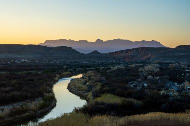 Rio Grande Nehri Büyük Viraj Milli Parkı ve Meksika 'da gün batımında eser.