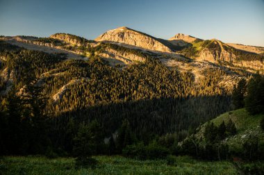 Grand Teton Ulusal Parkı 'ndaki Rendevous Dağı' nın doğu yakasında güneş doğuyor.