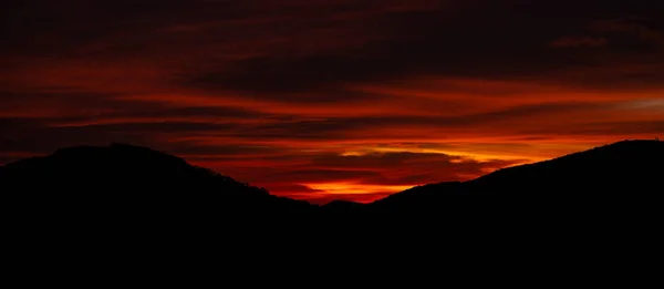 Ρίγες Από Πορτοκαλί Σύννεφα Όλο Βουνό Σιλουέτες Την Αυγή — Φωτογραφία Αρχείου
