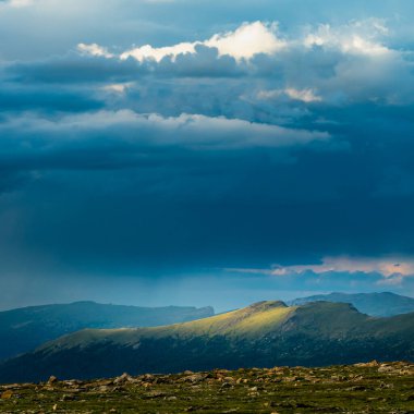 Yoğun bulutlar, Rocky Dağı Ulusal Parkı 'nın Tundrası' nda asılı duruyor.