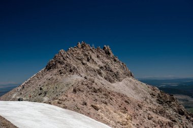 Kaliforniya 'da Lassen Tepesi Zirvesi' nde Hava Durumu İstasyonu