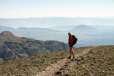 Kadın, Yellowstone Ulusal Parkı 'ndaki Holmes Dağı' ndaki kameraya doğru bakıyor.