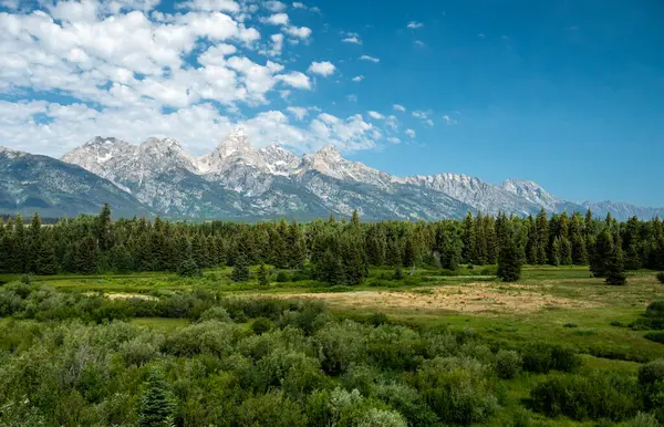 Yazın Siyahi Göl 'ün Çaprazındaki Teton Aralığı