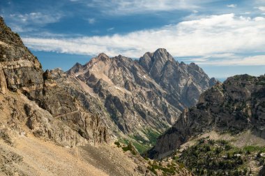 Teton Sıradağlarının Arkası Grand Teton Ulusal Parkı 'ndaki Boyalı Fırça Kanyonu' nun Üzerinde Duruyor