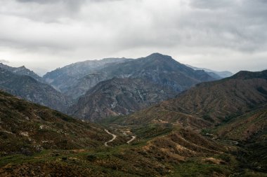 Kaliforniya 'da bulutlu bir günde Kings Kanyonu' na giden kıvrımlı yol