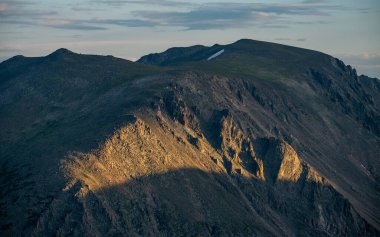 Tundra 'nın aşağısındaki Rocky Dağı Ulusal Parkı' nda Son Işık