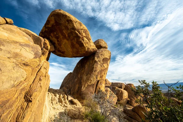 Big Bend Ulusal Parkı 'ndaki dengeli kayanın içinden bakıyorum.