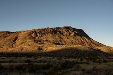 Big Bend Ulusal Parkı 'ndaki tepenin yanından gölgeler alındı.