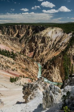 Yellowstone 'un Büyük Kanyonu' na ve yazın aşağıdaki nehre dik düşüş.