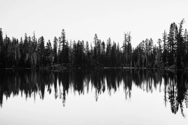 ラッセン火山の影の湖の音波 — ストック写真