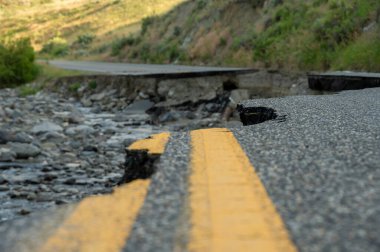 Kırık Asfalt Yellowstone Ulusal Parkı 'nda Yeni Bir Yol Açtı