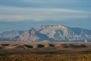 Çöl Vadisi, Big Bend 'deki Chisos Dağları' nın altına yayılıyor.
