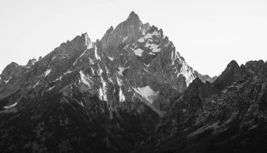 Gün batımında Grand Teton 'un uçurumları