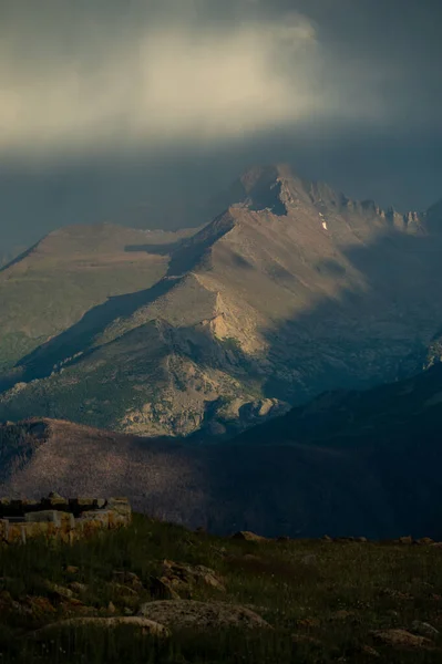 Wolken Und Regen Verschlingen Gipfel Abendsturm Rocky Mountain Nationalpark — Stockfoto