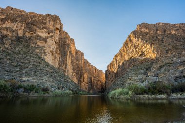 Flat Waters Big Bend 'deki Santa Elena Kanyonuna akıyor.