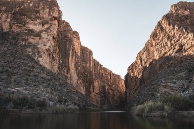 Big Bend 'deki Santa Elana Kanyonu' nun uzun duvarlarına bakıyorum.