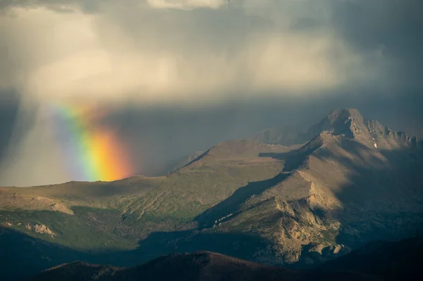 Wide Rainbow Falls Von Der Sturmwolke Über Die Berge Rocky — Stockfoto