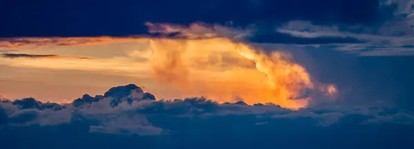 Ampla Dose Nuvens Azul Laranja Dramáticas Sobre Montanhas Rochosas — Fotografia de Stock