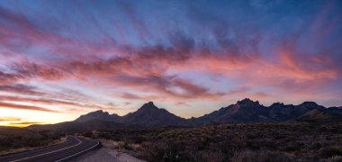 Big Vid 'de Gündoğumu Renkleriyle Yolda Viraj
