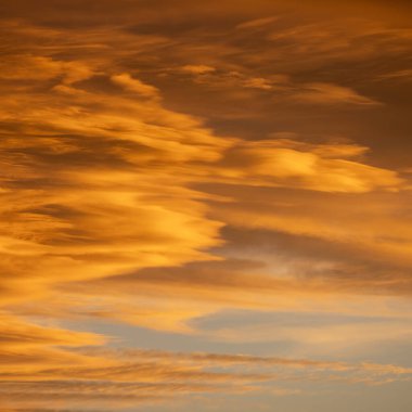 Altın Bulutlar Büyük Viraj Milli Parkı 'nda gün batımında gökyüzünde yayılıyor.