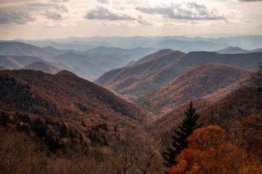 Kuzey Carolina 'nın Blue Ridge Dağlarında Sonbaharda Kırmızı Vadilerin Üzerindeki Sis Işığı