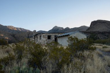 Homer Wilson Tarihi Çiftlik Binaları Big Bend Dodson Yolu boyunca şafak vakti