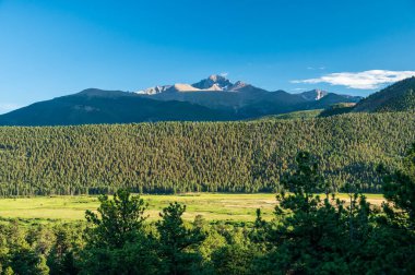 Uzun Tepe Rocky Dağı Ulusal Parkı 'ndaki Moraine Parkı' nda nöbet tutuyor.