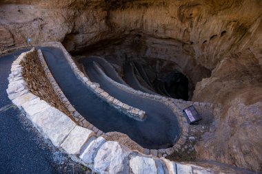 Carlsbad Mağaraları 'nın Ulusal Parkı' nın girişinde bir ileri bir geri esen yol.