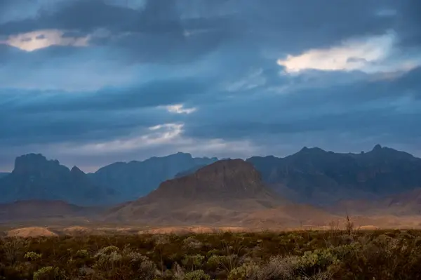 Nugent Mountain Silhouetted Chisos Mountains Distance Stormy Morning Big Bend — Stock Photo, Image