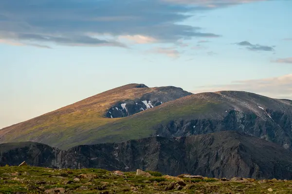 Rocky Dağı Ulusal Parkı 'ndaki Trail Ridge Yolu' nun tepesinde Yuvarlanan Tundra