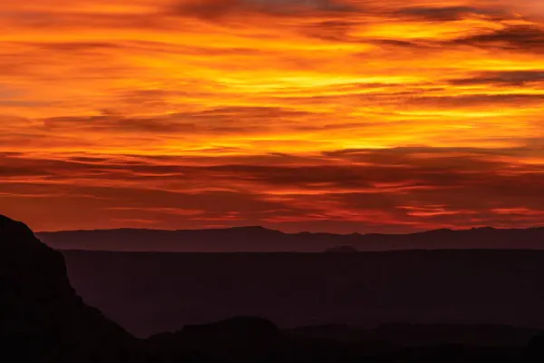 日落在大弯腰国家公园上方的天空中生火 — 图库照片