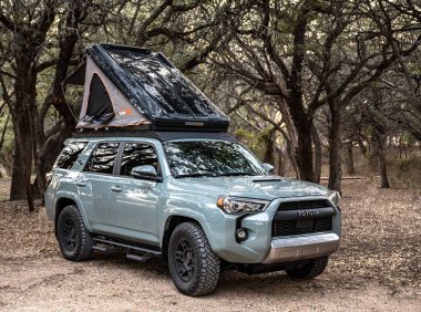 Abilene, Teksas: ABD: Çatı üstü çadırlı Toyota 4Runner Çatı üstü çadırların popülerliğinin arttığını gösteriyor