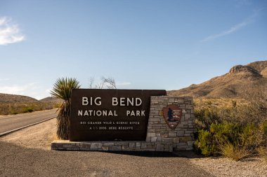 Big Bend Ulusal Parkı, ABD: 11 Ocak 2023: Açık kış gününde Big Bend Ulusal Parkı Giriş Tabelası