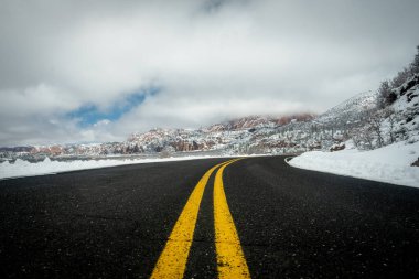 Zilon 'da Kar Altında Düşük Açılı Kolob Terası Yolu