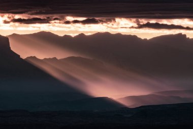 Pembe Güneş ışınları sislerin ve bulutların arasından parlıyor Büyük Virajda Sierra Del Carmen 'in altında